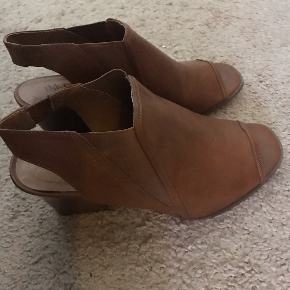 Sandals - Picture 2 of 3